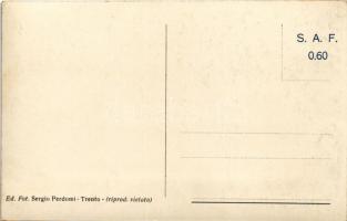 1916 Cesare Battisti scende le scale della fossa seguito dal Cappellano Militare. Ed. Fot. Sergio Pe...