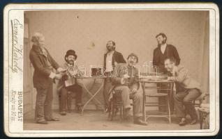 cca 1890-1900 Mókázó cimborák, keményhátú fotó Exner Károly műterméből, 6x10 cm