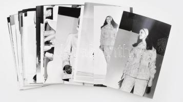 cca 1970-1980 Armuth Iván (1929-1992): A 70-es évek divatja (divatbemutató, táskák, kiállítási pavilon), 32 db fekete-fehér fotó, többségében 18x13 cm körüli méretben, Forte fotópapír dobozban
