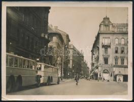cca 1920-1940 Bp., V. kerület Dorottya utca látképe, buszokkal, a sarkon a Gerbaud-házzal, 9x12 cm