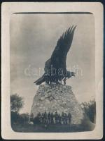 cca 1930 Tatabánya, Turul-szobor fotója cserkészekkel,12x9 cm