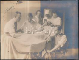 1920 Műtét közben, fotó, a felületén jelzett, 16x22 cm