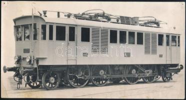 cca 1930 VM7 MÁV villamosmozdony fotója, két sarkán kis lyukkal, egy másikon törésnyommal, a felületén kis foltokkal, 9x15 cm / Electric locomotive, vintage photo, slightly worn