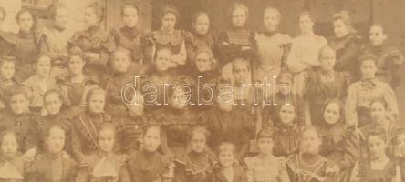 cca 1900 Országos Nőképző-Egyesület Veres Pálné Leányiskolájának Tanítóképezdei csoportjának tablófo...