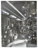 cca 1952 Kotnyek Antal (1921-1990): A karácsonyfát csodáló család, rajta az 5 éves terv sikerét (Földalatti Gyorsvasút) hirdető dísszel, propaganda fotó, a hátoldalon feliratozva, a szélén szakadással, két sarkán törésnyommal, a felületén kis sérüléssel, szélein kopásnyomokkal, 40x30 cm