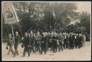 cca 1920-1930 Felvonulás egyházi zászló (Szűz Máriának koronát felajánló Sz. Istvánnal), nemzeti és fekete lobogóval, feltehetően irredenta felvonulás csoportképe, 11x17 cm