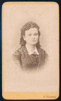 cca 1870 Női portré, keményhátú fotó Weissbach selmecbányai műterméből, 10,5×6 cm