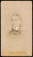 cca 1875 Női portré, keményhátú fotó Pollák Soma váci műterméből, foltos, 10,5×6 cm