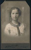 cca 1910 Lányportré, keményhátú fotó Kulcsár Gizella váci műterméből, vágott, 10,5×6,5 cm