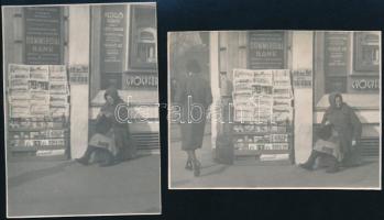 cca 1930 Pesti újságárus fotói, a háttérben gyógyfürdő, pezsgőfürdő reklámmal, 11x8 cm