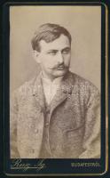 cca 1895 Férfiportré, keményhátú fotó Reisz Ignác budapesti műterméből, 10,5×6,5 cm