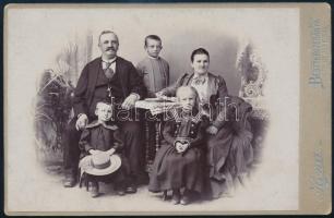 cca 1900 Besztercebánya, (Banská Bystrica/ Neusohl), Johann Bürger besztercebányai lakos és családja fotója, keményhátú fotója, Ilona besztercebányai műterméből, a hátoldalán feliratozva, 10x16 cm