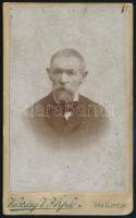 cca 1900 Férfiportré, keményhátú fotó Vasváry V. Árpád vágújhelyi műterméből, foltos, 10,5×6,5 cm