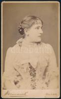cca 1880 Ledeczi-Schenk Adolfné báró podhrágyi Popper Jeanette (1850-1917) fotója, keményhátú fotó Krziwanek bécsi műterméből, a felületén kis foltokkal, 22x13 cm
