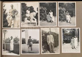 cca 1950-1960 Fotóalbum, benne profi teniszezők fényképei, róluk szóló újságkivágások, köztük Francisco Perak (Perák Ferenc?) magyar teniszező; számos külföldi helyszíneken készült fotóval, összesen kb. 90-100 db, vegyes méretben, zsinórfűzéses, kissé sérült albumban