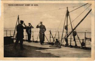 K.u.k. Kriegsmarine Marine-Kommandant kommt an Bord. Phot. A. Beer, Verlag F.W. Schrinner 1916. / Antos Haus osztrák-magyar haditengerészet admirálisa egy hadihajón / Austro-Hungarian Navy admiral on board (vágott / cut)