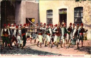 Constantinople, Istanbul; Pompiers irréguliers courant a lincendie / Önkéntes török tűzoltók rohannak a tűzhöz / Turkish volunteer firefighters