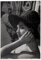 Kotnyek Antal (1921-1990): Szalmakalapos nő, fotóművészeti alkotás, a hátoldalon pecséttel jelzett és feliratozott, az egyik alsó sarkán törésnyommal, 40x28 cm