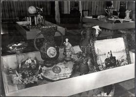 cca 1953 Kotnyek Antal (1921-1990): Cukrászverseny/kiállítás fotója, a fotón a 6:3 Wembley alkotással, fotóművészeti alkotás kartonon, jelzés nélkül, 40x28 cm