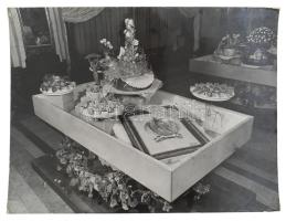 cca 1954 Kotnyek Antal (1921-1990): Cukrászverseny/kiállítás fotója, fotóművészeti alkotás kartonon, jelzés nélkül, a karton szélein kis kopásnyomokkal, 30x39 cm