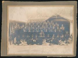 cca 1915 Katonák csoportképe, kartonra kasírozott fotó, vágott karton, 17×23 cm