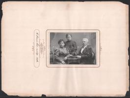 1906 Burián László és családja, kartonra ragasztott fotó, feliratozva, karton sérült, 9,5×13,5 cm