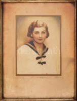 Nyáregyházi báró Nyáry család egy fiatal hölgy tagját megörökítő, színezett fotó, Szentes Géza György fényképész aláírásával, XX. sz. közepe, 22,5x17 cm. Üvegezett fakeretben