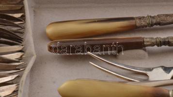 12 személyes, ezüstözött evőkészlet, jelzett, szaru nyéllel néhány darab, dobozában