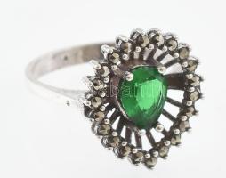 Ezüst(Ag) gyűrű csepp alakú zöld kővel, jelzett, méret: 55, bruttó: 3,5 g