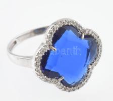 Ezüst(Ag) gyűrű kék kővel, jelzett, méret: 57, bruttó: 2,8 g
