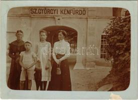 Szentgyörgy, Sankt Georgen, Svaty Jur pri Bratislave, Sväty Jur (Pozsony); Hölgyek a Kénfürdő bejáratánál / spa, ladies at the entrance of the sulfur bath. photo (kis szakadás / small tear)