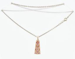 Ezüst(Ag) nyaklánc szintetikus rubinnal díszített medállal, jelzett, h: 49 cm, bruttó: 7,9 g