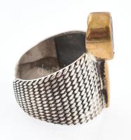 Ezüst(Ag) masszív gyűrű színváltós kővel, jelzett, méret: 56, bruttó: 11,1 g