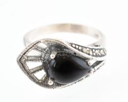 Ezüst(Ag) gyűrű fekete kővel, jelzett, méret: 55, bruttó: 4,7 g