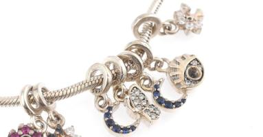 Ezüst(Ag) karkötő charmokkal, Pandora jelzéssel, bruttó: 10,6 g