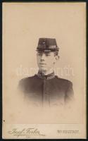 cca 1900 Fiatal katona portréja, keményhátú fotó Josef Ferber bécsújhelyi (Wiener Neustadt) műterméből, vizitkártya, 11x6,5 cm / K.u.K. soldier, CDV photo
