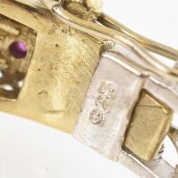 Ezüst(Ag) karperec szintetikus rubinnal, jelzett, 6×5 cm, bruttó: 18,5 g