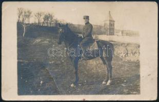 1922 Légrády Elek hadnagy lóháton, fotólap, hátoldalán pecséttel jelzett (Kozma M. fényképész, Pécs), feliratozott, törésnyommal, 14x9 cm