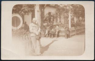 1916.V.28. Lübitow, pihenő katonák, feliratozott fotólap, kis törésnyommal, 14x9 cm