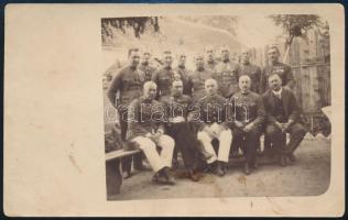 cca 1915-1920 Harkányfürdő, Harcászati kirándulás, katonák csoportképe, hátoldalán feliratozott fotólap, 14x8,5 cm