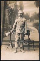 1915.VI.21. Katona egészalakos portréja, fotólap Borgula Vilmos szekszárdi műterméből, hidegpecséttel jelzett, hátoldalán dátumozott, 14x9 cm