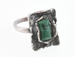 Ezüst (Ag) gyűrű zöld kővel, jelzett, m: 58, bruttó: 4,5 g