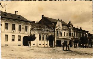 1938 Szászrégen, Reghin; Sächsisch-Regener Sparkasse A.-G. / Fő tér, Szászrégeni Takarékpénztár R.-T., kút, üzlet / main square, savings bank, well, shop. photo (fa)