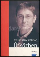 Gyurcsány Ferenc: Útközben. ALÁÍRT! Bp., 2005. Kiadói papírkötés, tollas aláhúzásokkal, jó állapotban.