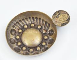 Régi olajmécses és keresztelőpohár, fém, kopásnyomokkal, m: 8 cm, d: 7,5 cm