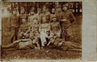 Osztrák-magyar katonák csoportja / WWI Austro-Hungarian K.u.K. military, group of soldiers. photo + M. kir. rokkant kórház Rózsahegy (fl)