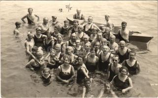 1910 Abbazia, Opatija; fürdőzők csoportja a strandon / beach, group of bathers. Jelussich (Abbazia-Lovran) photo (EK)