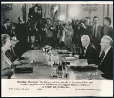 cca 1987 Moszka, Margaret Thatcher brit kormányfő találkozója Mihail Gorbacsovval, az SZKP főtitkárával, feliratozott sajtófotó, MTI Külföldi Képszerkesztőség, 24,5x21 cm