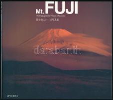 Mt. Fuji. Photographs by Yukio Ohyama. (Fotóalbum). H.n., 1994, QP Books. Rendkívül gazdag képanyaggal. Kiadói papírkötés.