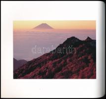 Mt. Fuji. Photographs by Yukio Ohyama. (Fotóalbum). H.n., 1994, QP Books. Rendkívül gazdag képanyagg...